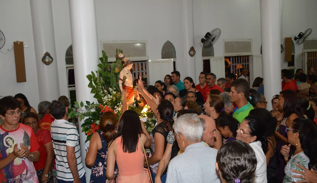 Fieis reverenciam imagem de São Sebastião