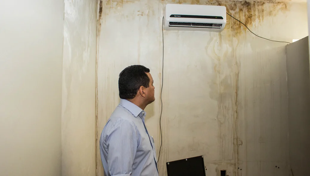 Prefeito olhando as estruturas
