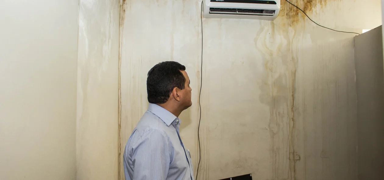 Prefeito olhando as estruturas