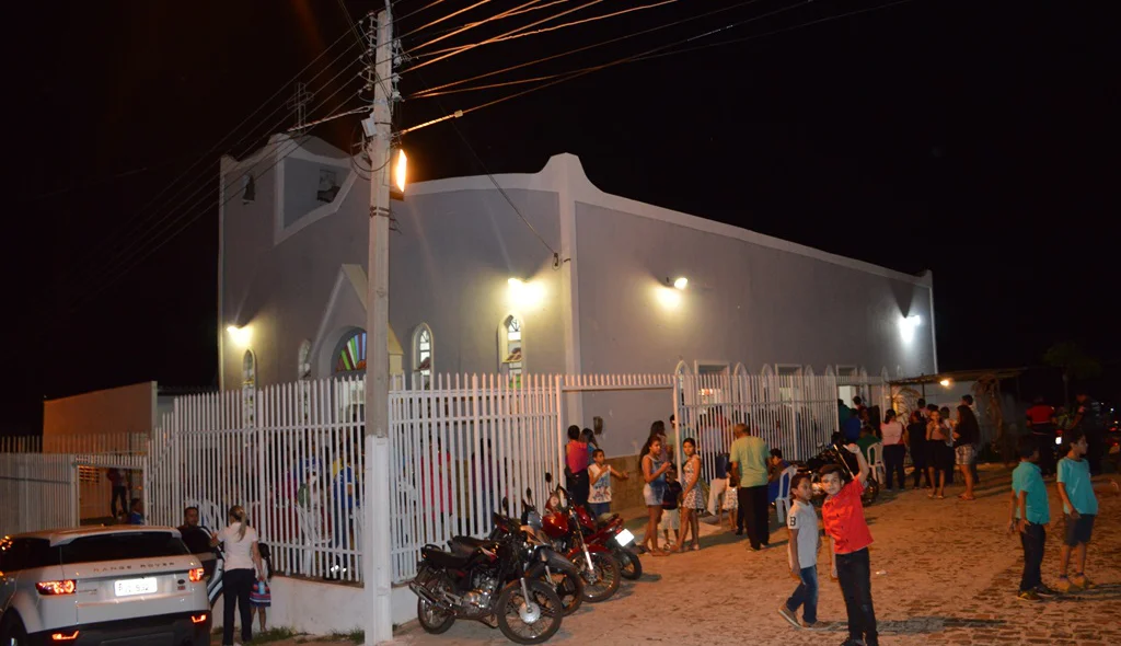 Visão externa da igreja durante a missa solene