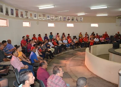 Filiados do PT lotam galeria da Câmara de Picos 