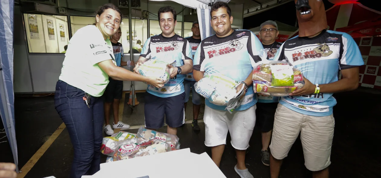 Atletas doam alimentos 