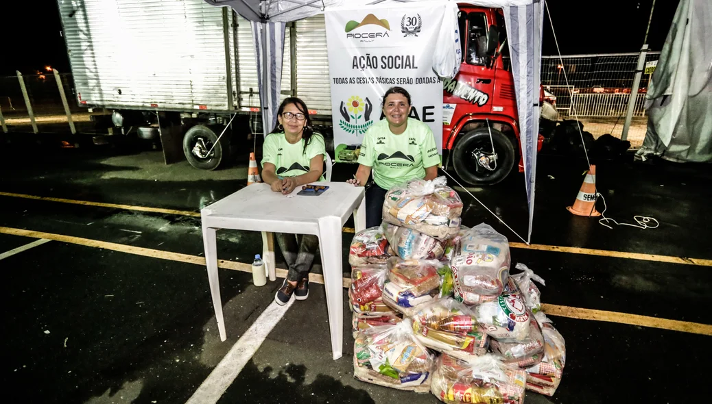 Equipes que participam do Piocerá doam alimentos 
