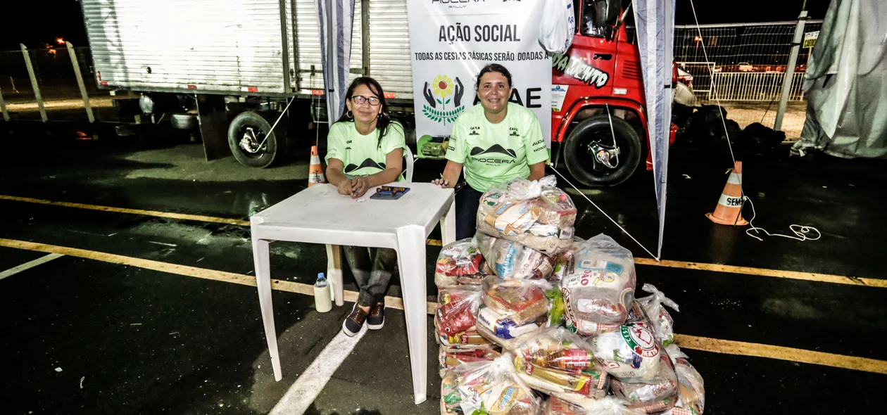 Equipes que participam do Piocerá doam alimentos 