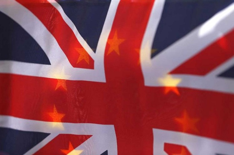 Bandeira britânica fotografada em frente à bandeira europeia