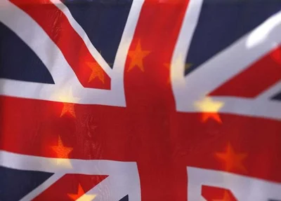 Bandeira britânica fotografada em frente à bandeira europeia