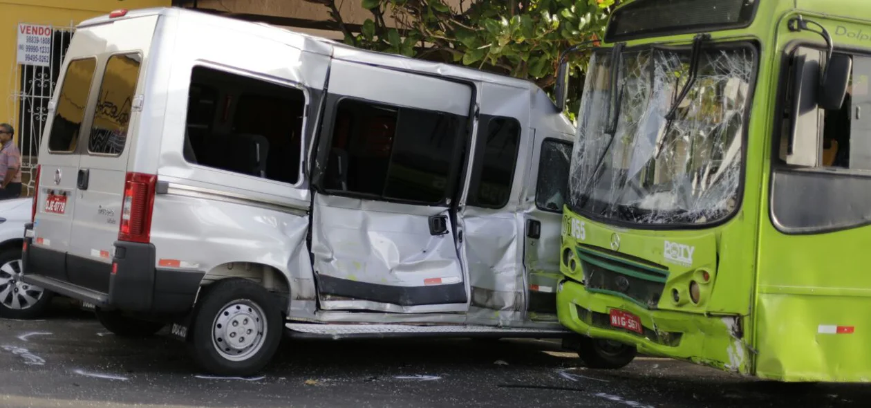 Colisão lateral entre ônibus coletivo e uma mini van