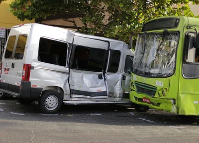 Colisão lateral entre ônibus coletivo e uma mini van