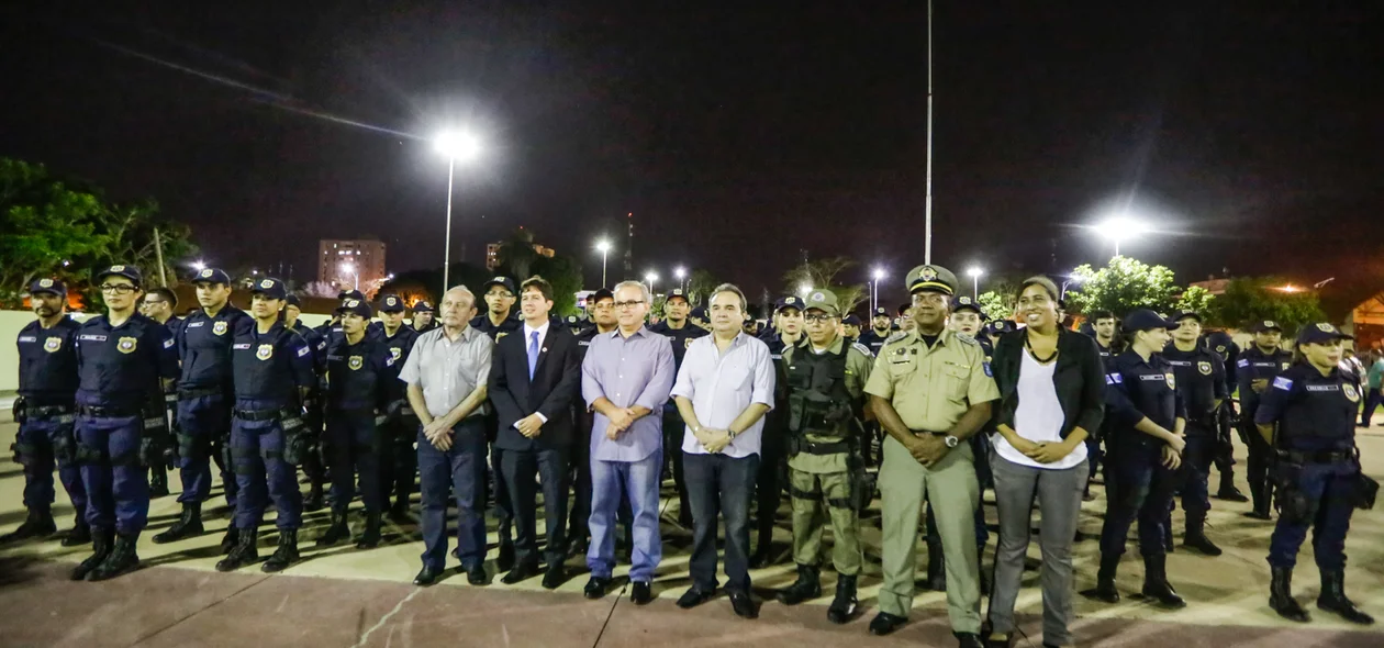 Firmino Filho ao lado da Guarda Municipal de Teresina