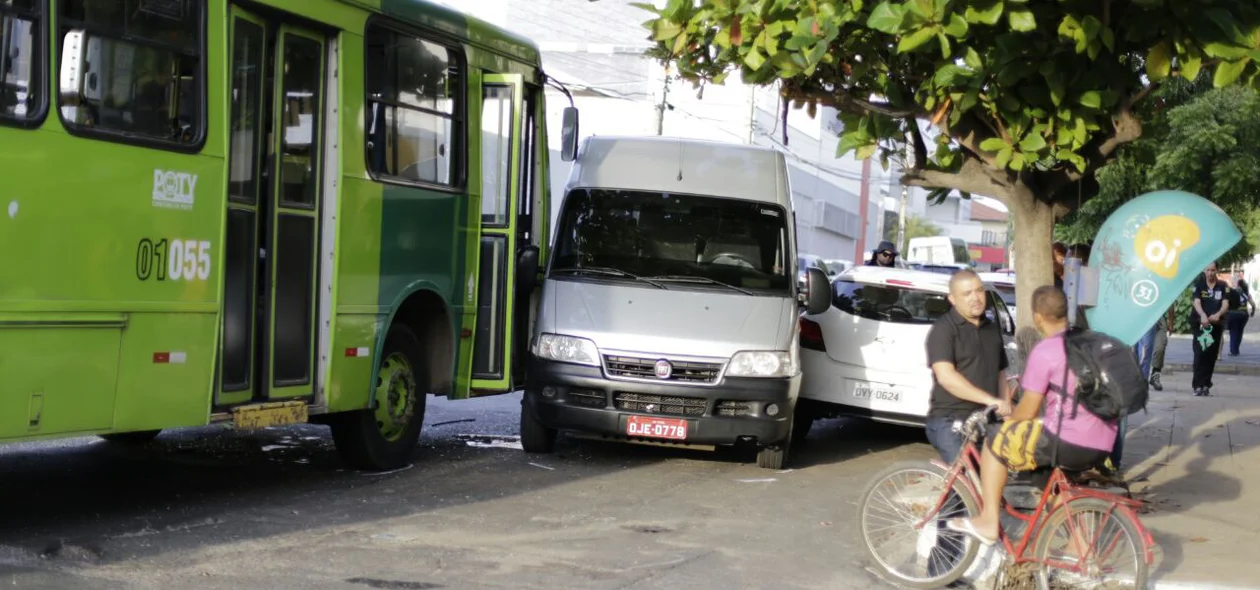 Mini van quase capota no momento do acidente