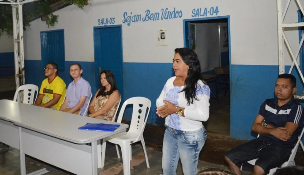 Edilza Carvalho anuncia decisão do prefeito em não fechar a escola