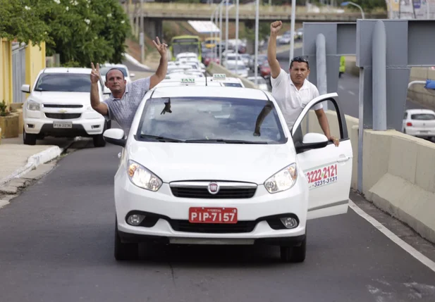 Taxistas realizam ato público pedindo mais segurança na capital