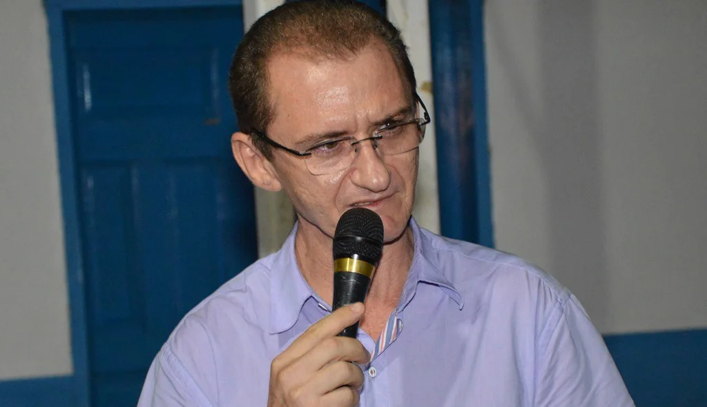 Padre Sebastião lamenta ausência da secretaria de Educação
