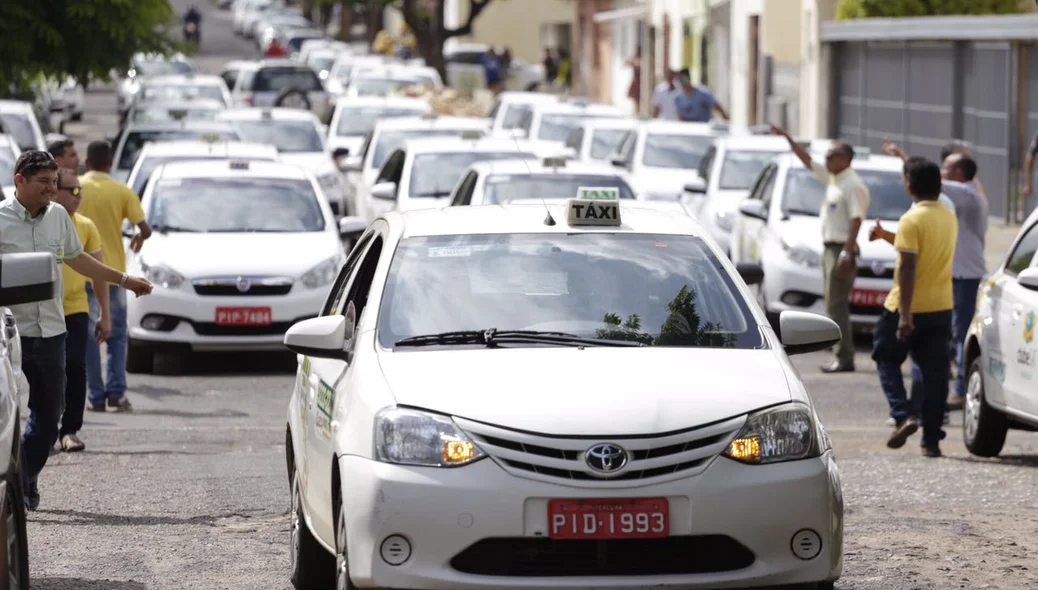 Taxis se deslocando a secretaria de Segurança