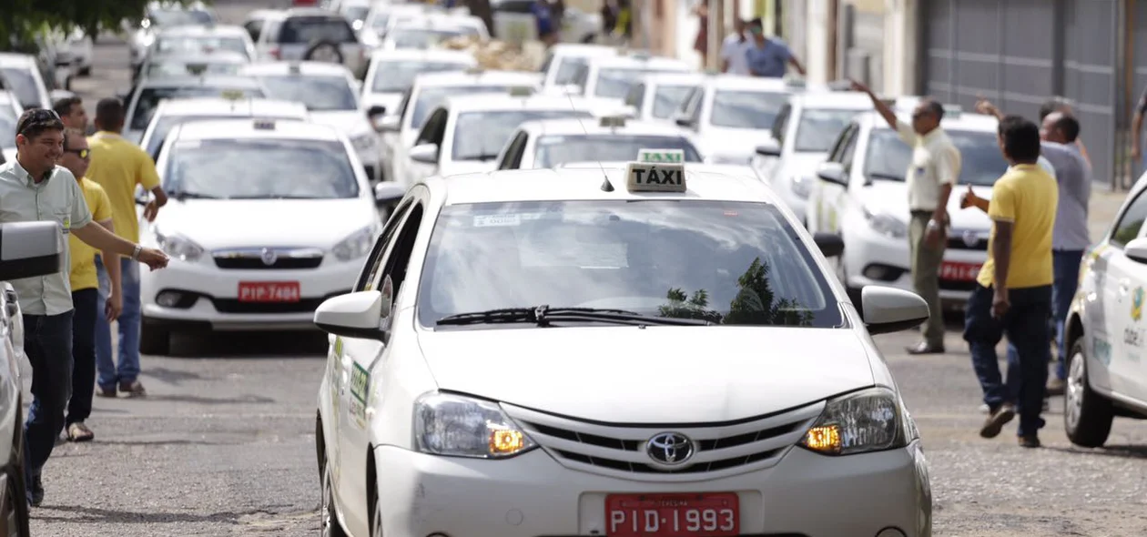 Taxis se deslocando a secretaria de Segurança