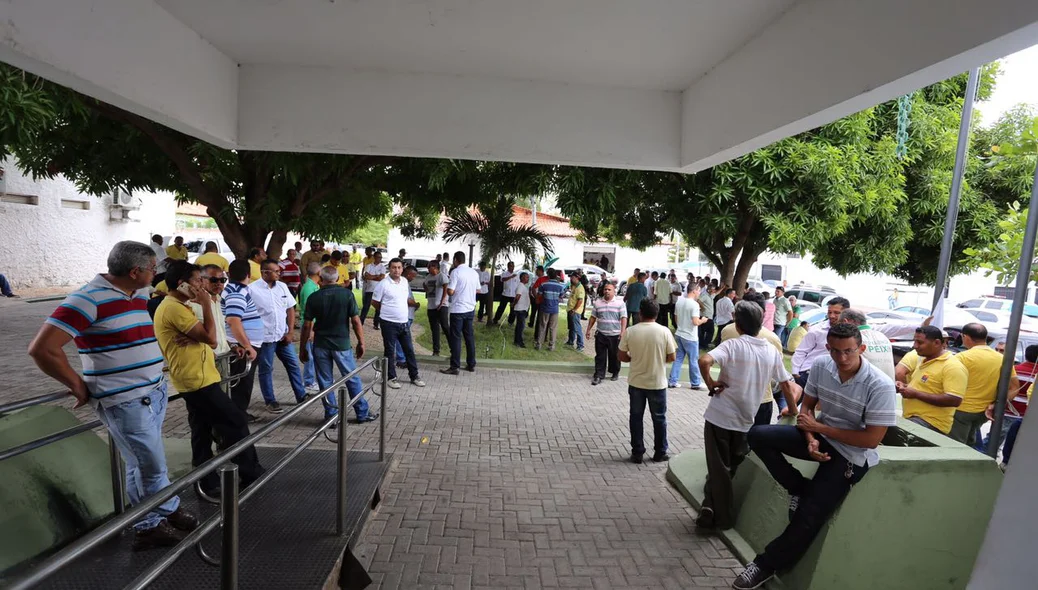 Taxistas na sede da secretaria de Segurança