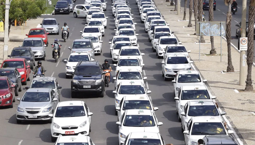 Taxistas se concentraram na frente da Alepi