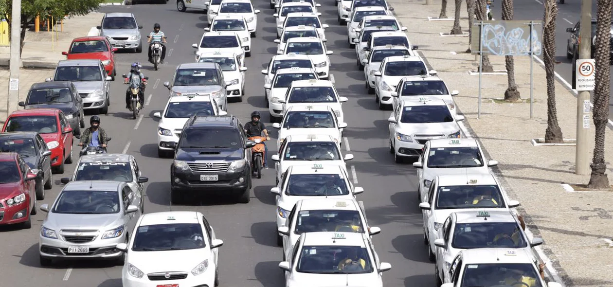Taxistas se concentraram na frente da Alepi