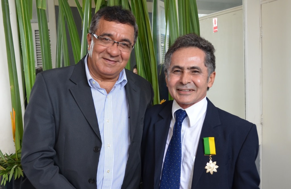 Erivan Lima, à direita, recebe Medalha do Mérito Renascença