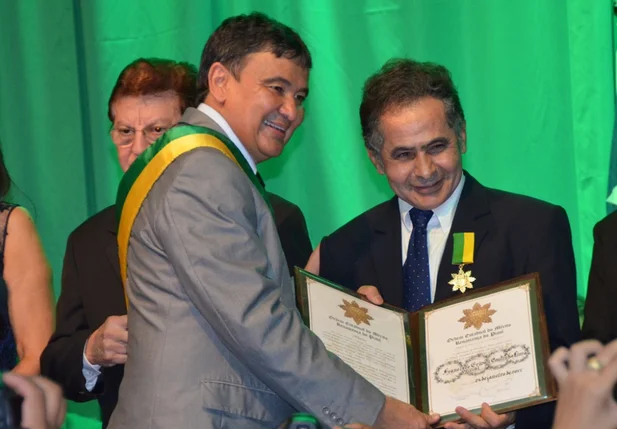 Erivan Lima exibe comenda