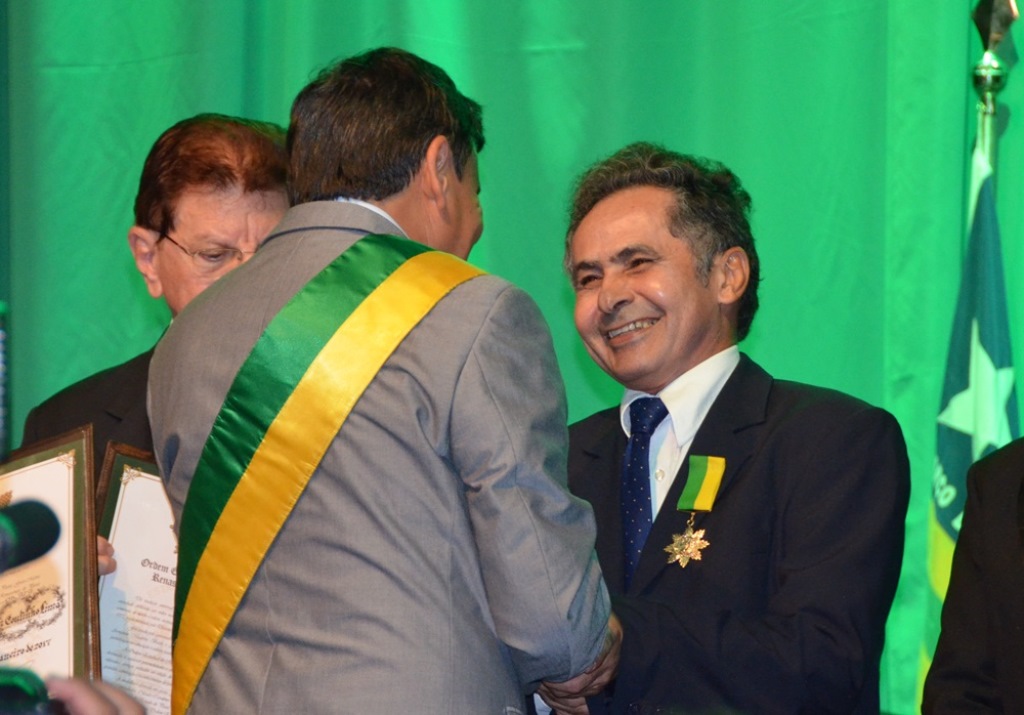 Erivan Lima recebe comenda das mãos do governador Wellington Dias