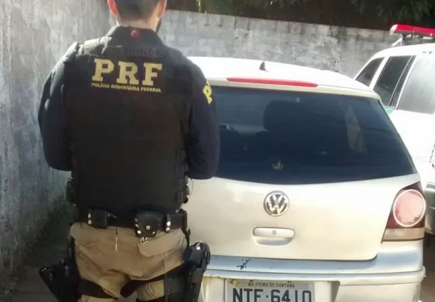 O carro foi encaminhado para a Delegacia Regional de Água Branca.