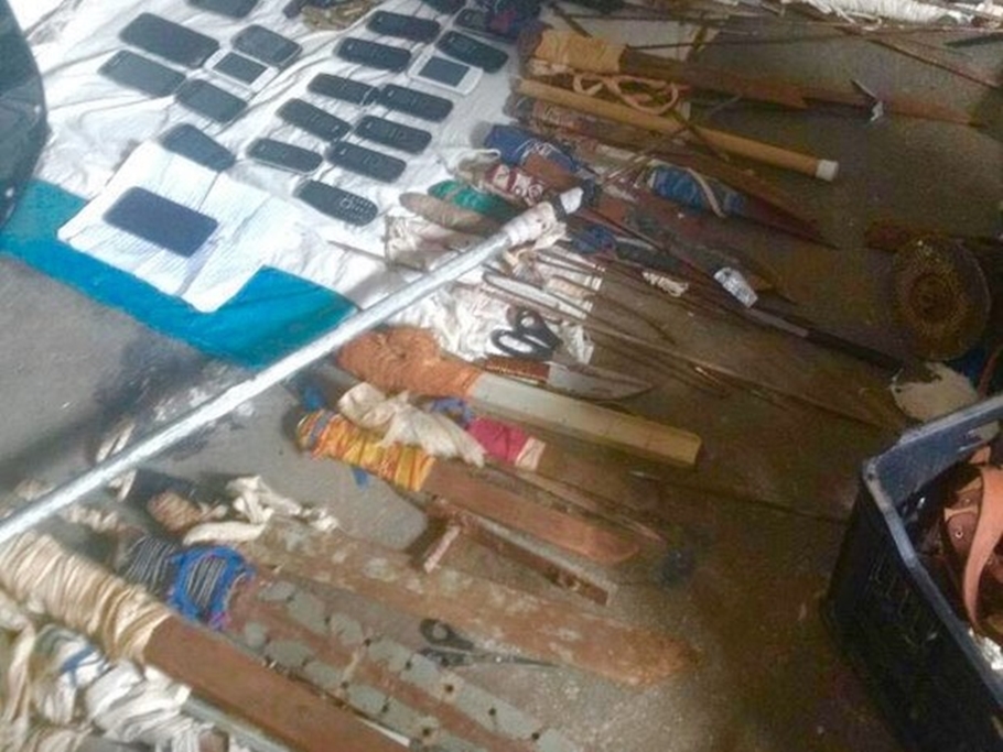 Armas e facas apreendidas em Alcaçuz