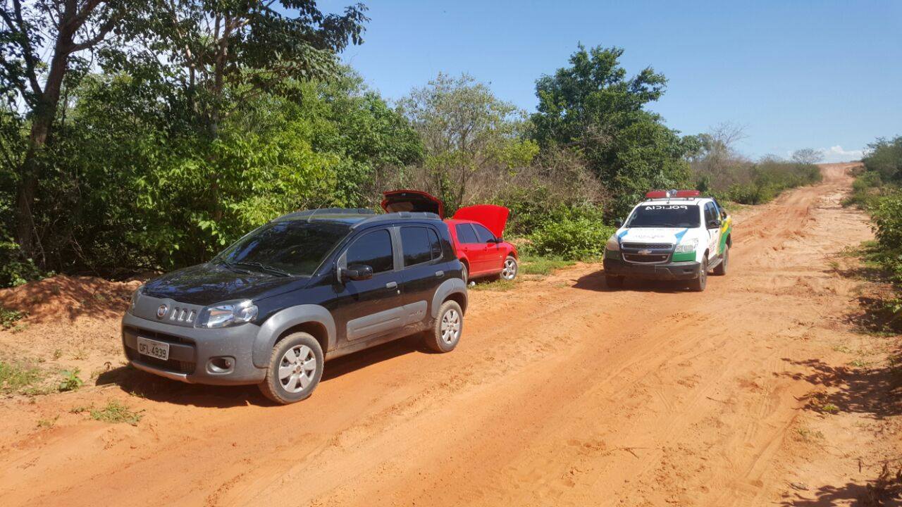 Os bandidos abandonaram os dois veículos e adentraram em um matagal para fugir da polícia.