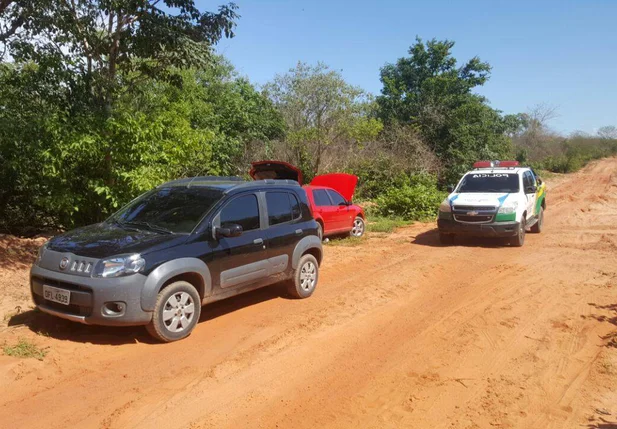 Os bandidos abandonaram os dois veículos e adentraram em um matagal para fugir da polícia.