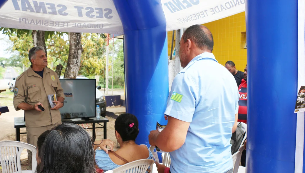 Passageiros assistindo palestra
