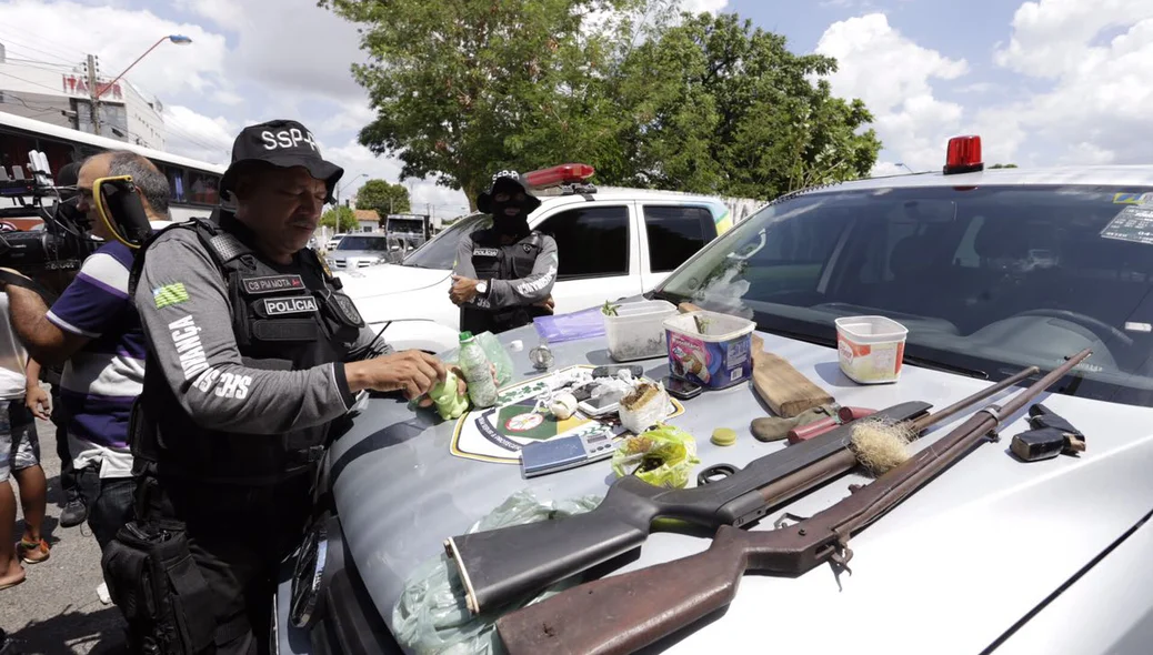 Polícia apreendeu armas e drogas na boca de fumo
