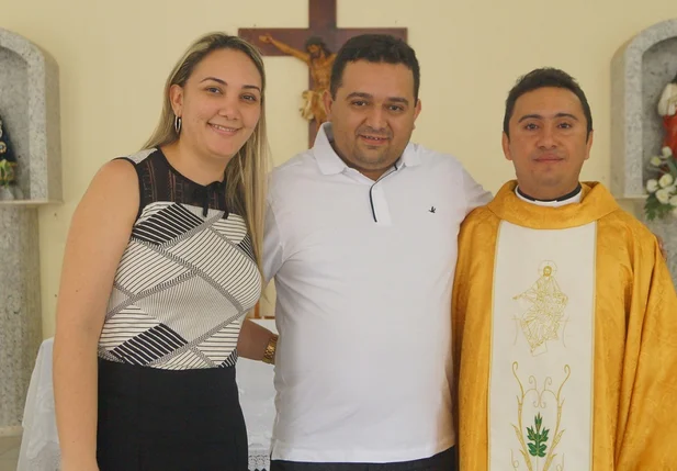 Prefeito Toninho, a primeira-dama Tatiana e o padre Francisco Berto