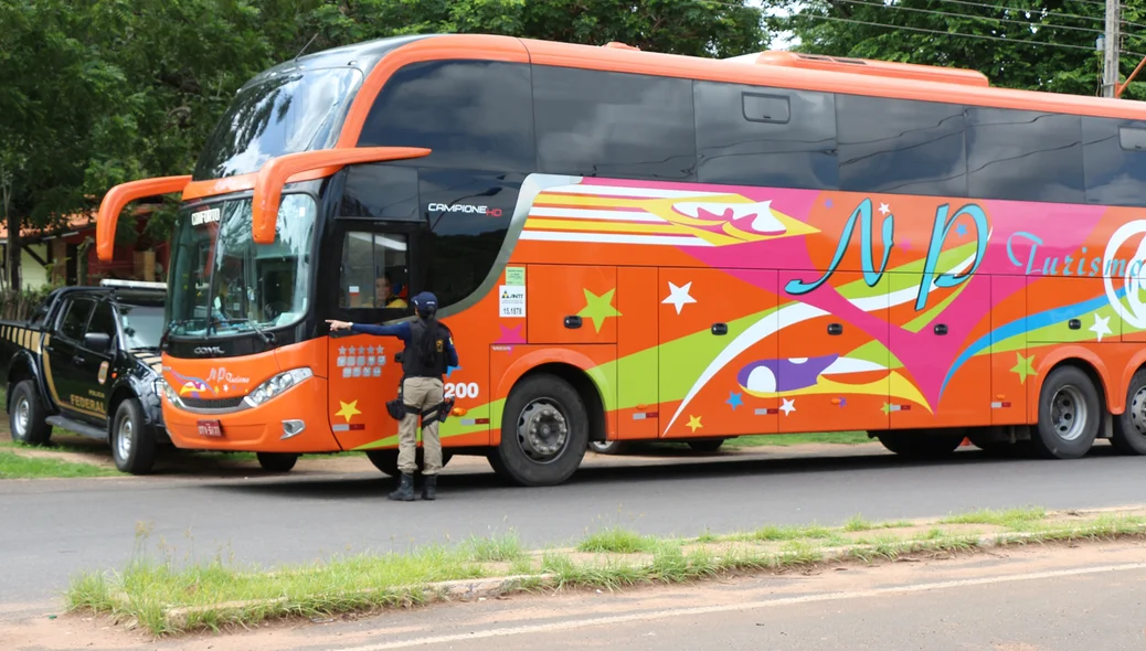 PRF abordou veículos