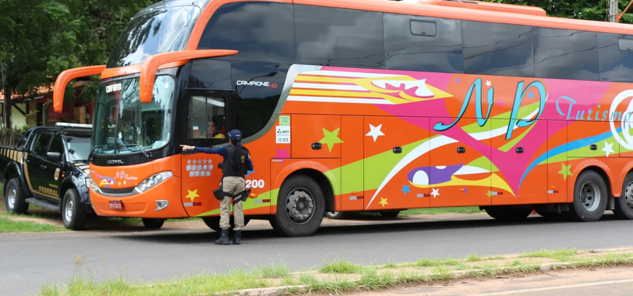 PRF abordou veículos