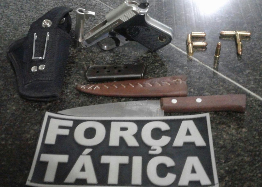 Arma de fogo e arma branca apreendidas