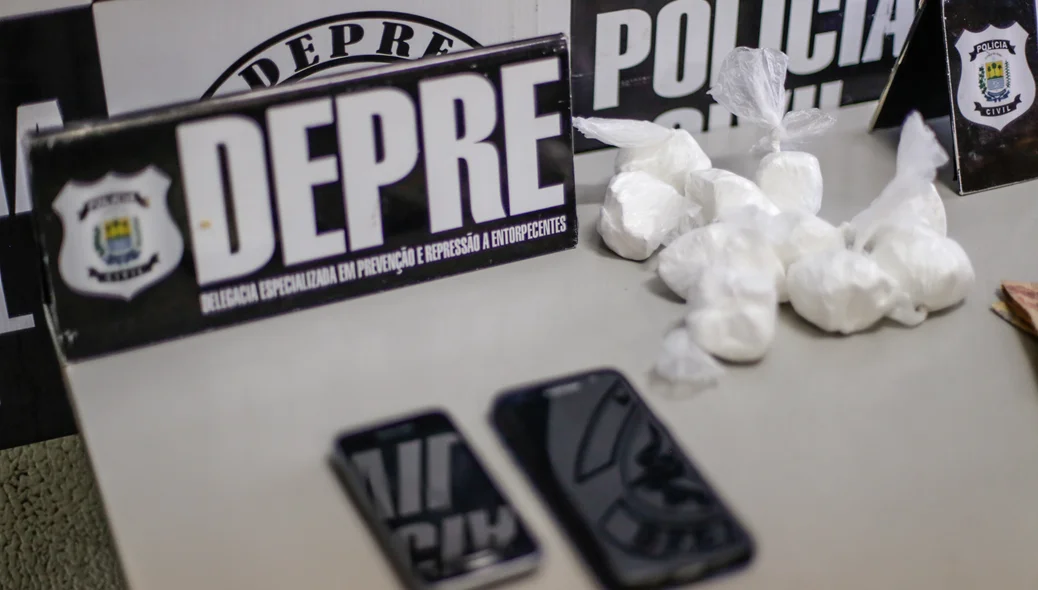 Celulares e cocaína apreendidas 