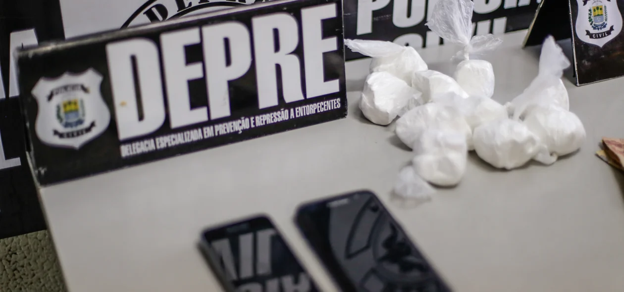 Celulares e cocaína apreendidas 