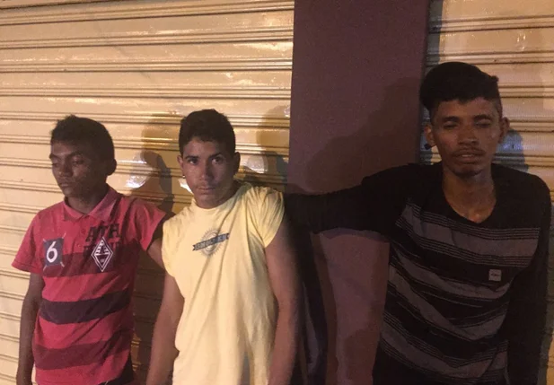  João Gabriel (de camisa vermelha), John Weslley (de camisa amarela) e Francisco Elias (de camisa preta).