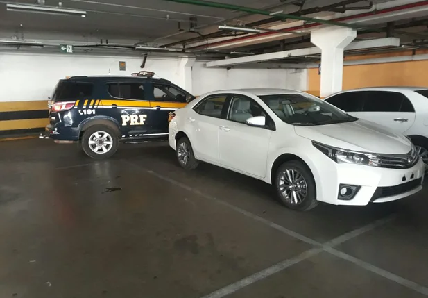 O carro foi encontrado por um policial da PRF no estacionamento do Comercial Carvalho.