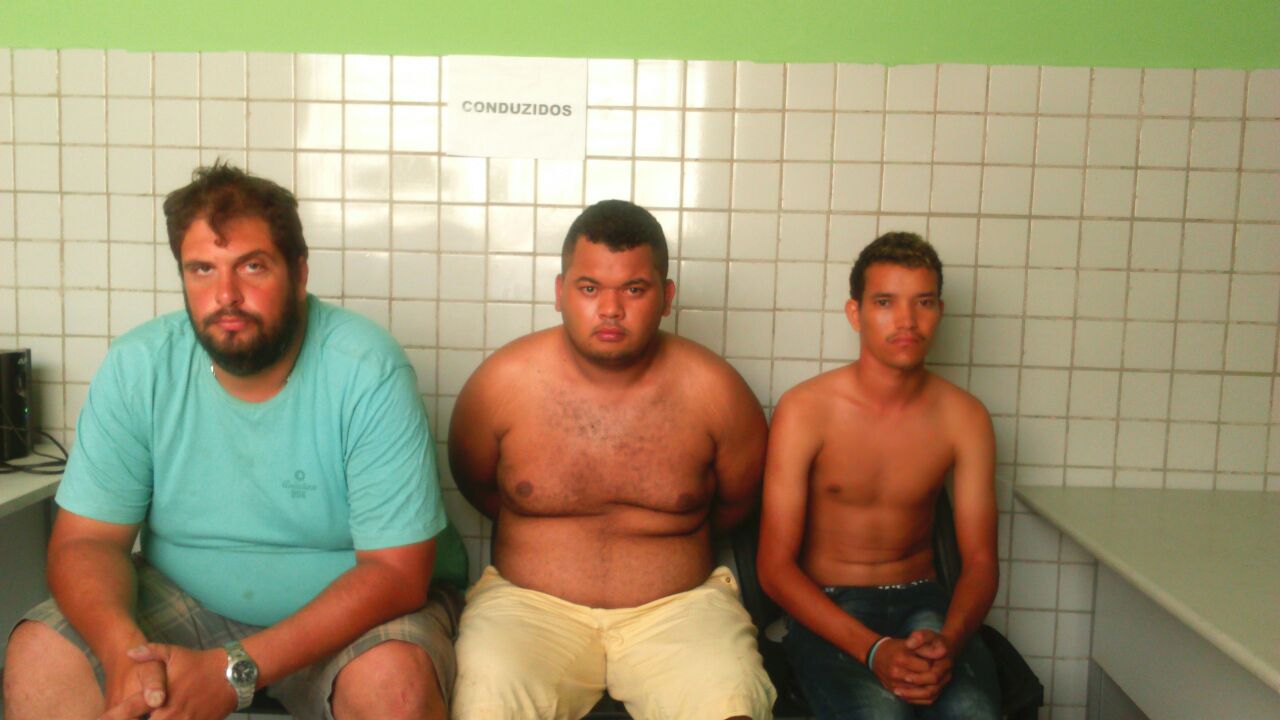 PM prende três acusados por tráfico de drogas e associação ao tráfico no Giovane Prado