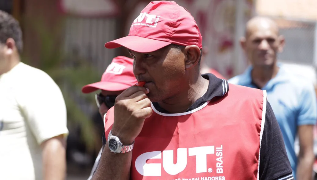 Manifestante durante a greve de ônibus em Teresina
