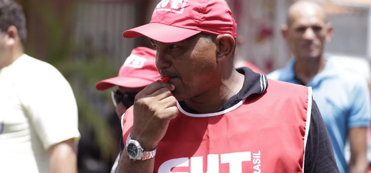 Manifestante durante a greve de ônibus em Teresina