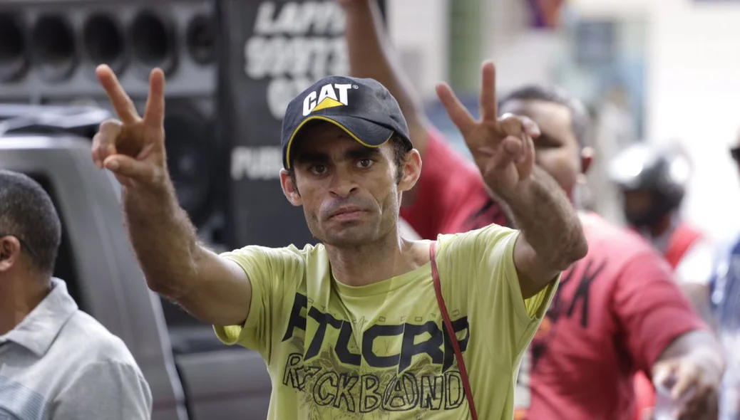 Manifestante durante ato do Sintetro em Teresina
