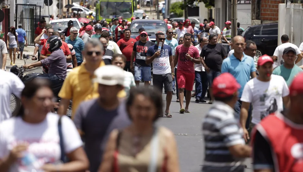 Manifestantes protestam por melhorias no transporte público de Teresina