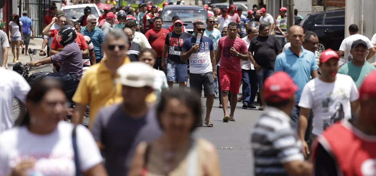 Manifestantes protestam por melhorias no transporte público de Teresina