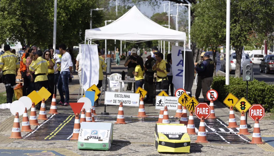 Mini trânsito foi montado no corredor da Av. Frei Serafim