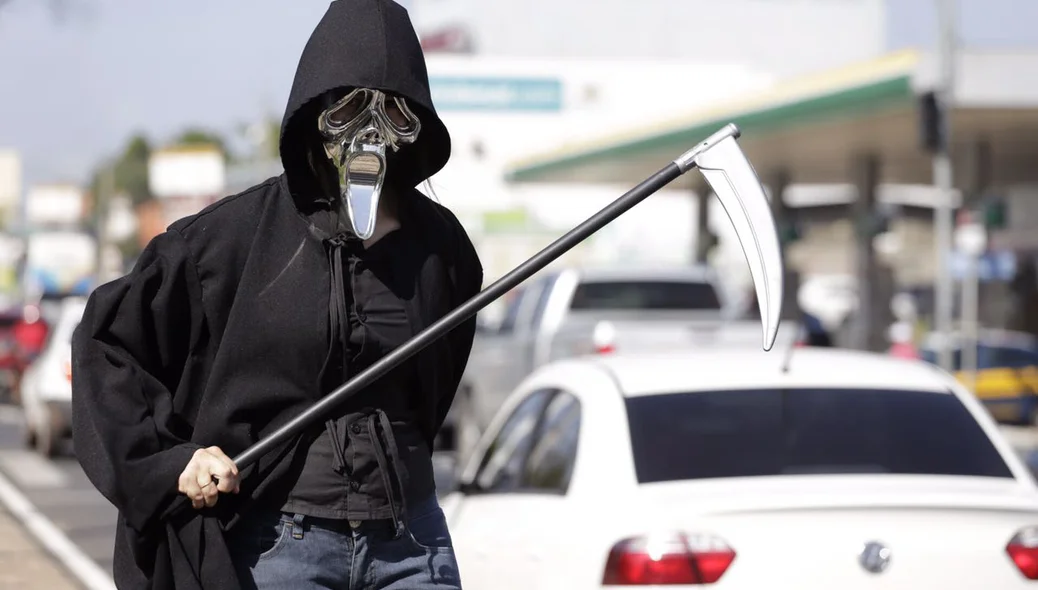 Personagem da morte advertia motoristas que cometiam infrações