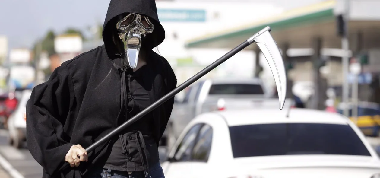 Personagem da morte advertia motoristas que cometiam infrações
