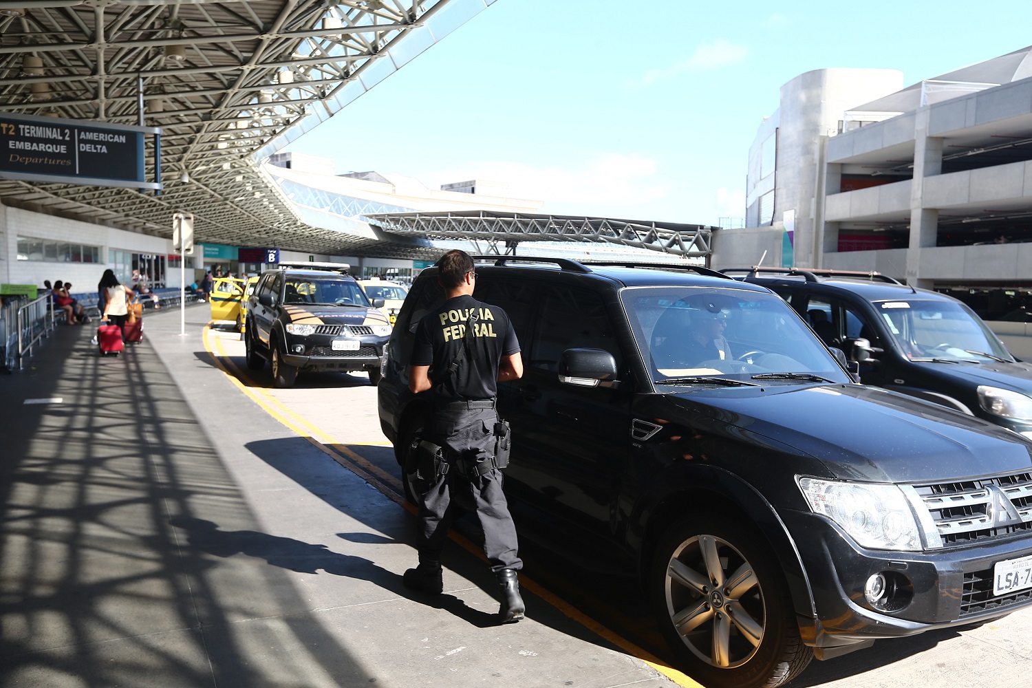Polícia Federal espera no aeroporto Tom Jobim, no Rio de Janeiro, pelo empresário Eike Batista