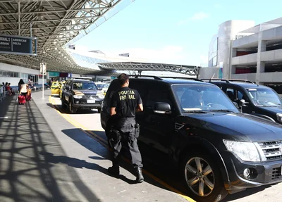 Polícia Federal espera no aeroporto Tom Jobim, no Rio de Janeiro, pelo empresário Eike Batista